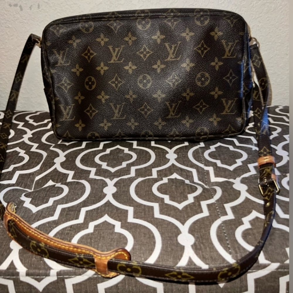 Louis Vuitton Trousser 28 with Authentic LV strap. 100% Vintage bag